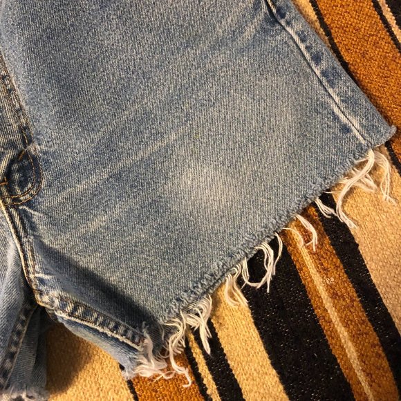 Vintage Levi's Jean Shorts 505 Denim Distressed 34 - Picture 2 of 5